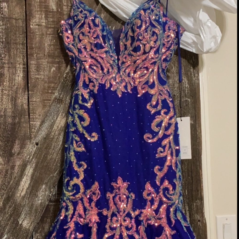 Royal blue.Never worn/still has tags attached.Fitted Top with a flared b…